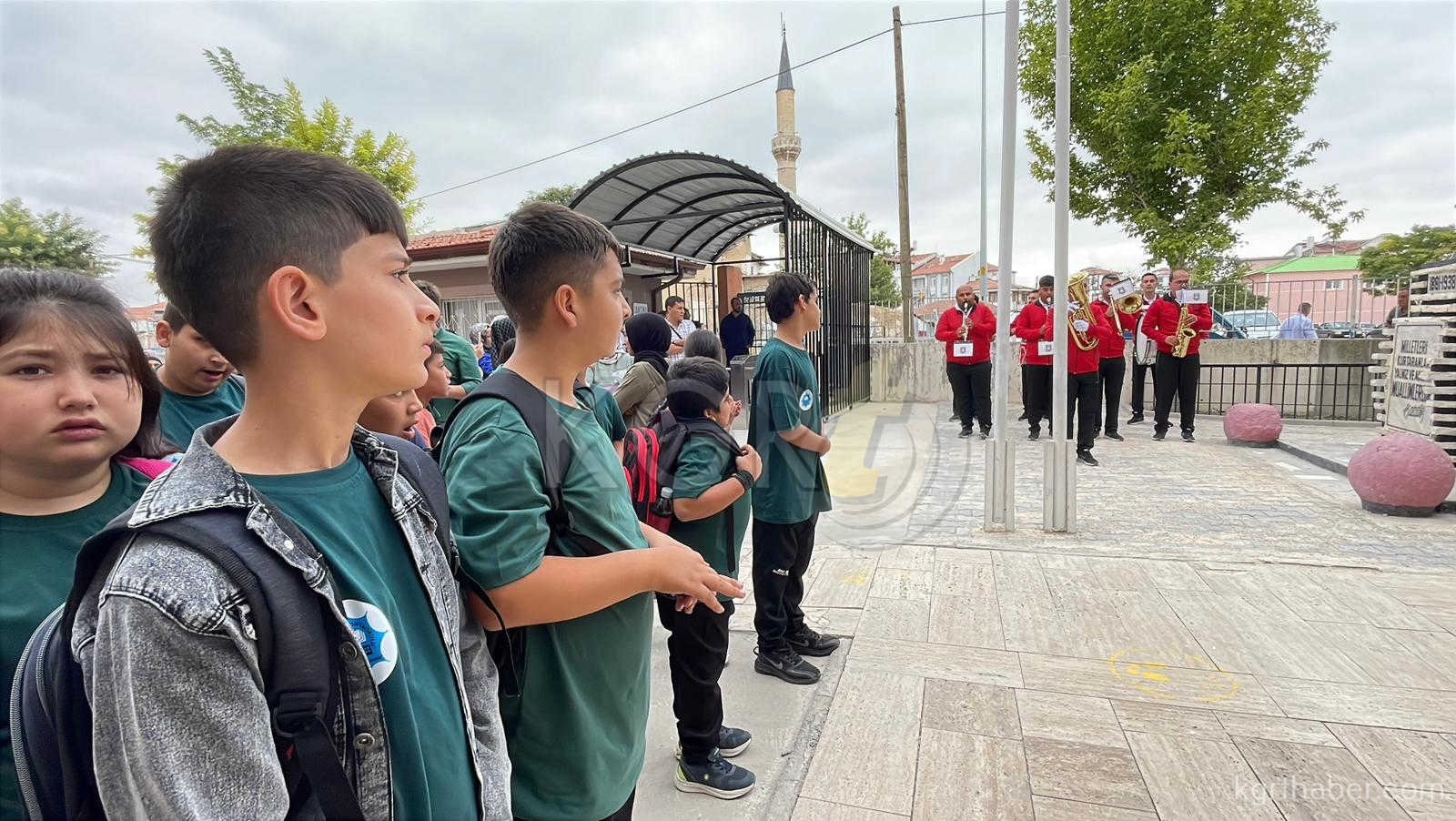 Karamanin Ilk Ortaokulunda Yeni Ogrencilere Essiz Karsilama2