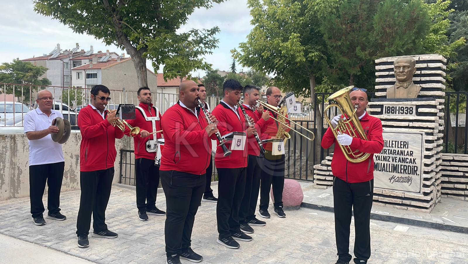 Karamanin Ilk Ortaokulunda Yeni Ogrencilere Essiz Karsilama6
