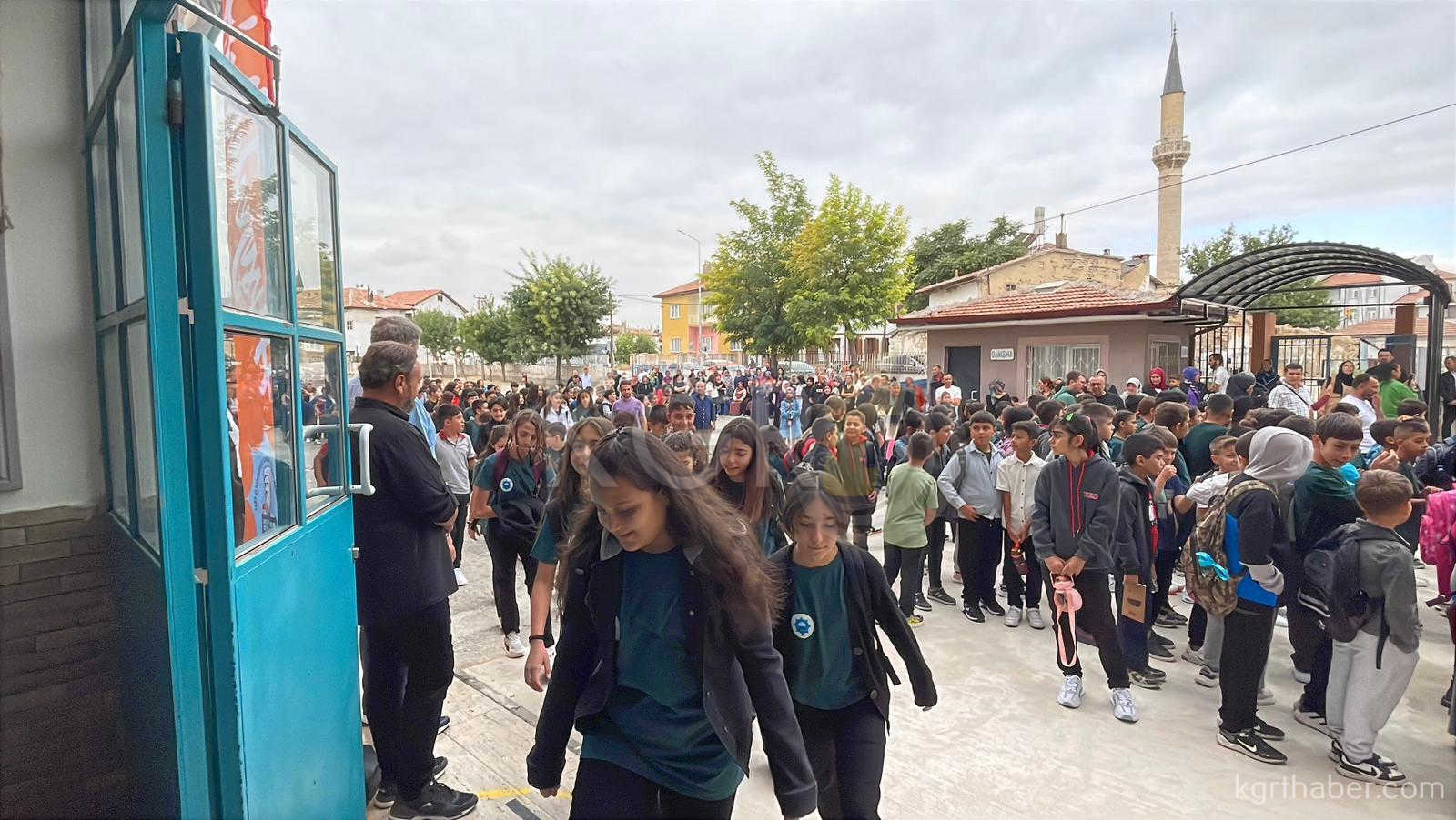 Karamanin Ilk Ortaokulunda Yeni Ogrencilere Essiz Karsilama8