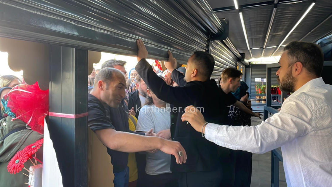 Magaza Acilisinda Uzun Kuyruklar Kimi Alisverise Kimi Seyretmeye Geldi1