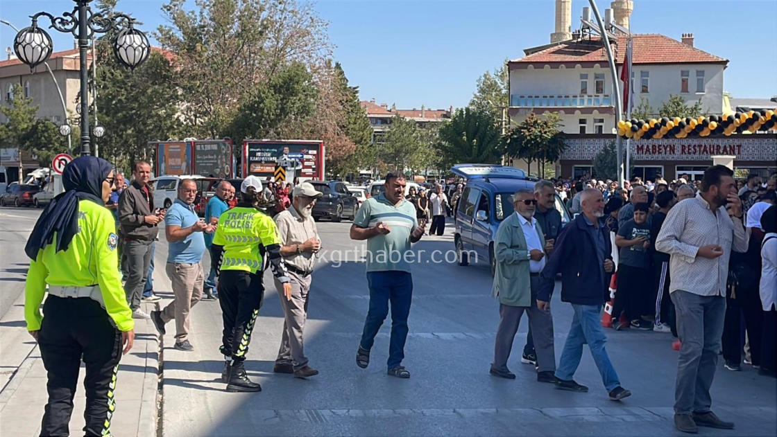 Magaza Acilisinda Uzun Kuyruklar Kimi Alisverise Kimi Seyretmeye Geldi11