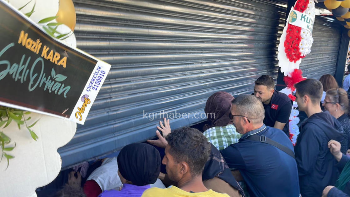 Magaza Acilisinda Uzun Kuyruklar Kimi Alisverise Kimi Seyretmeye Geldi12