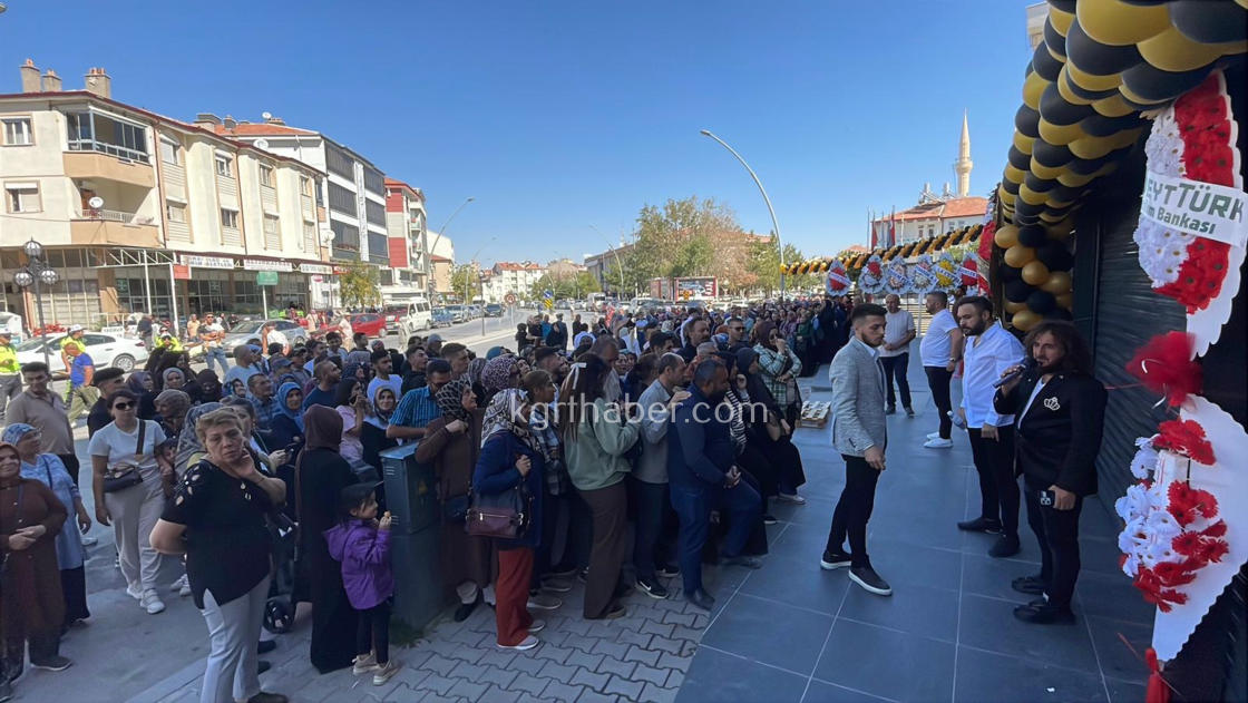 Magaza Acilisinda Uzun Kuyruklar Kimi Alisverise Kimi Seyretmeye Geldi13