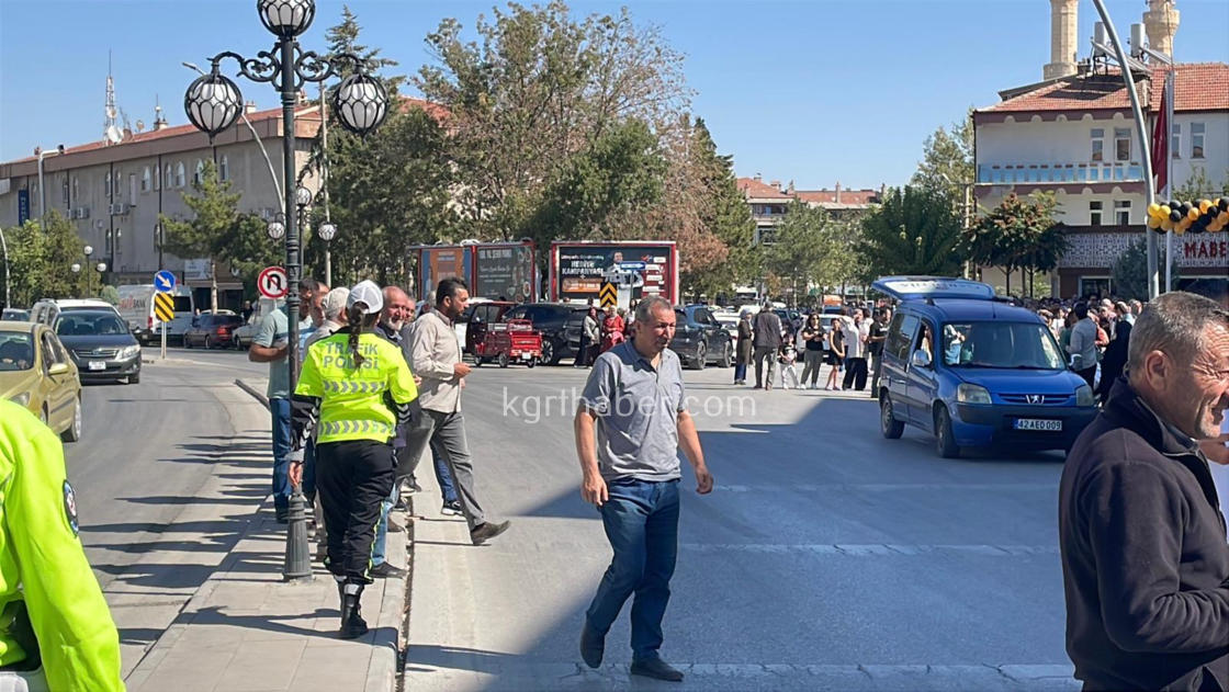 Magaza Acilisinda Uzun Kuyruklar Kimi Alisverise Kimi Seyretmeye Geldi14