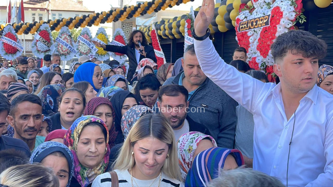 Magaza Acilisinda Uzun Kuyruklar Kimi Alisverise Kimi Seyretmeye Geldi15