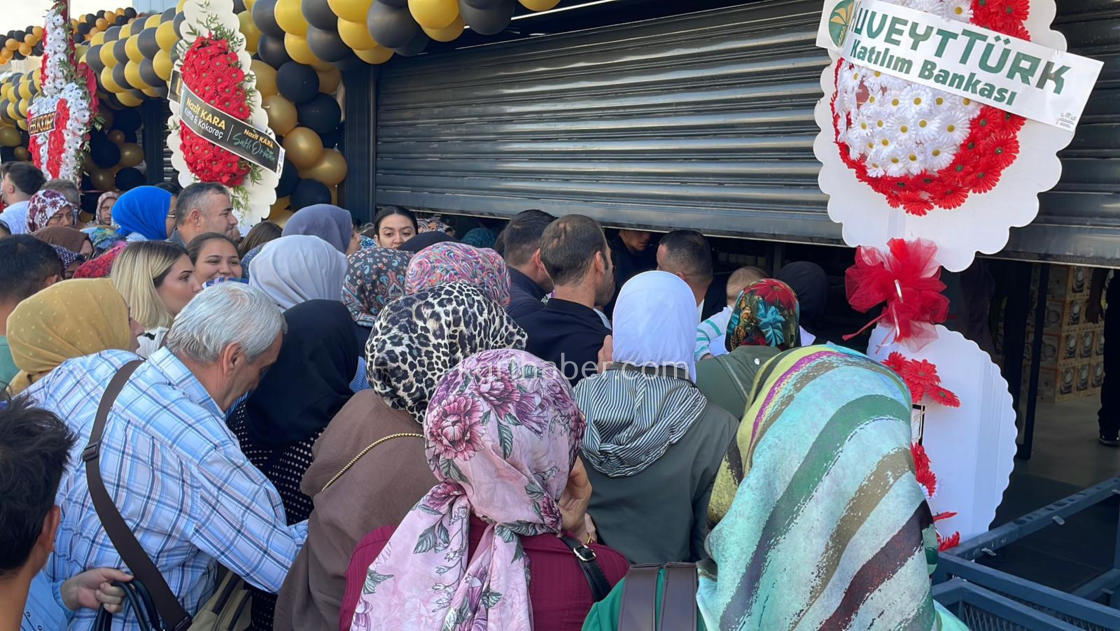 Magaza Acilisinda Uzun Kuyruklar Kimi Alisverise Kimi Seyretmeye Geldi16