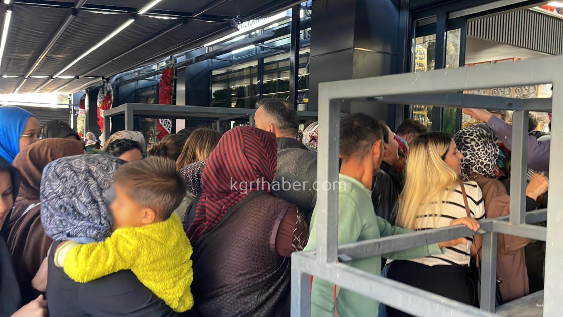Magaza Acilisinda Uzun Kuyruklar Kimi Alisverise Kimi Seyretmeye Geldi2