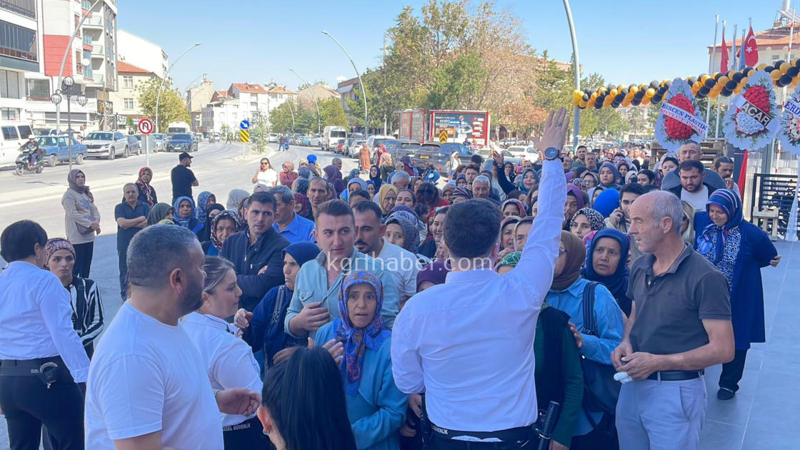 Magaza Acilisinda Uzun Kuyruklar Kimi Alisverise Kimi Seyretmeye Geldi3