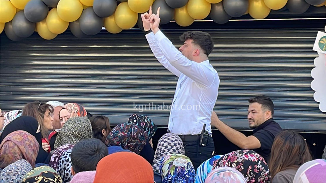 Magaza Acilisinda Uzun Kuyruklar Kimi Alisverise Kimi Seyretmeye Geldi4