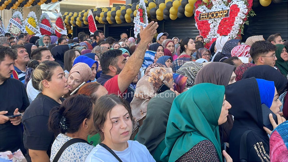 Magaza Acilisinda Uzun Kuyruklar Kimi Alisverise Kimi Seyretmeye Geldi5