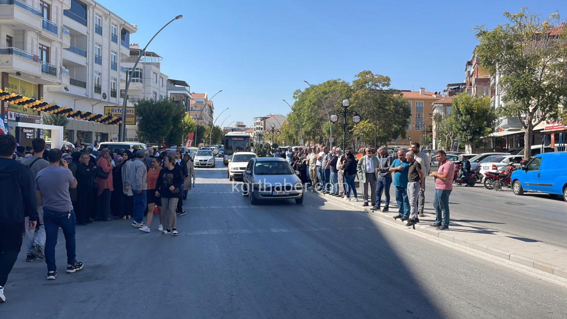 Magaza Acilisinda Uzun Kuyruklar Kimi Alisverise Kimi Seyretmeye Geldi6