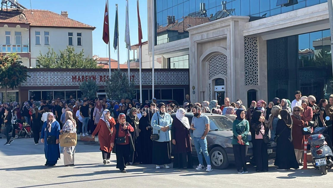 Magaza Acilisinda Uzun Kuyruklar Kimi Alisverise Kimi Seyretmeye Geldi7