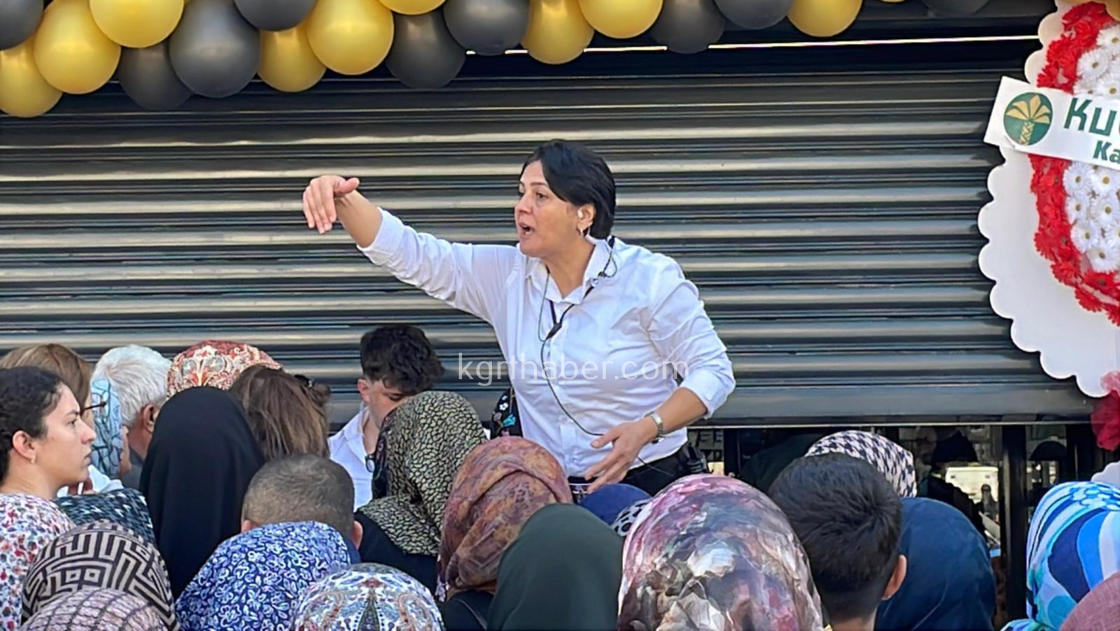 Magaza Acilisinda Uzun Kuyruklar Kimi Alisverise Kimi Seyretmeye Geldi8