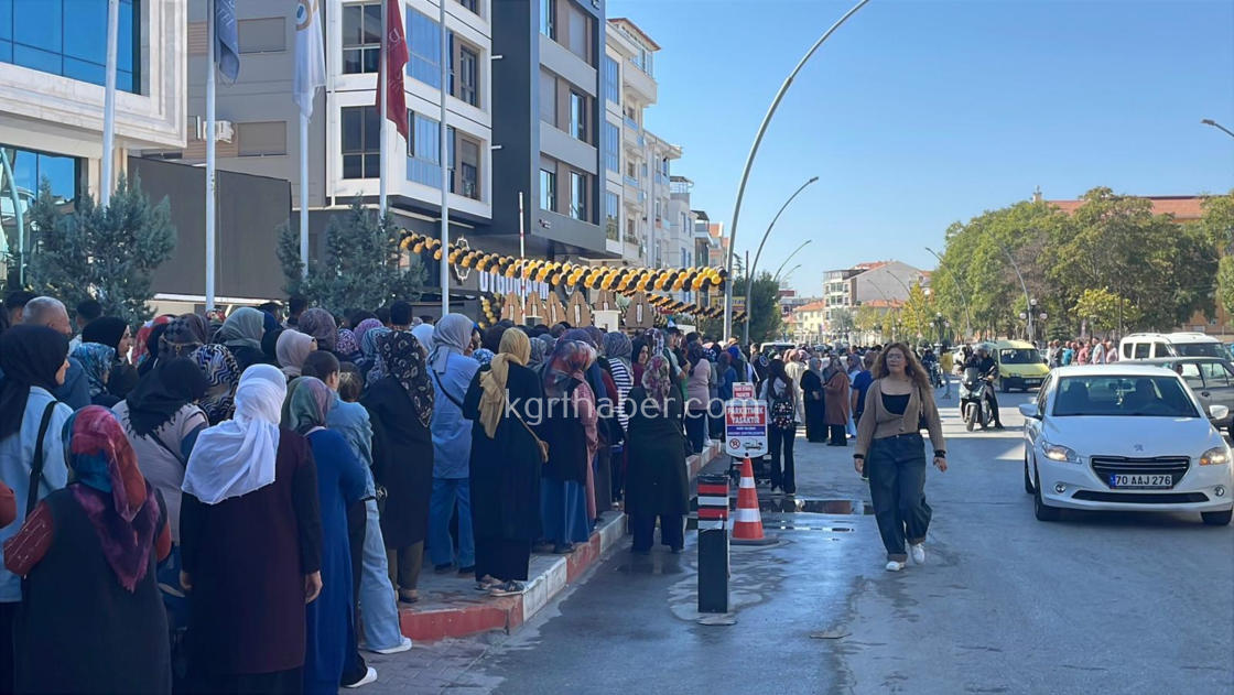 Magaza Acilisinda Uzun Kuyruklar Kimi Alisverise Kimi Seyretmeye Geldi9