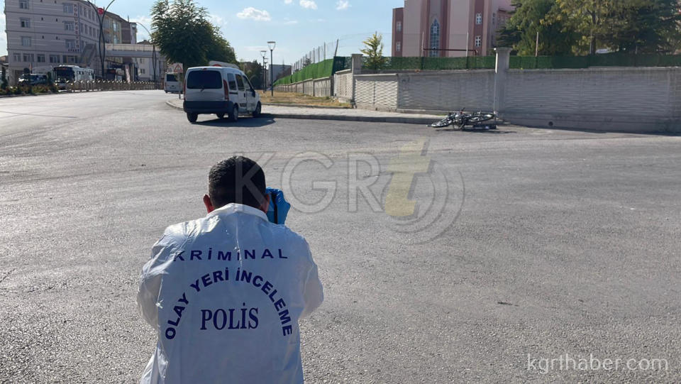 Motosikletteki 2 Kisinin Savruldugu Kaza Kamerada 1I Agir 2 Yarali1