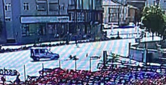 Motosikletteki 2 Kisinin Savruldugu Kaza Kamerada 1I Agir 2 Yarali13