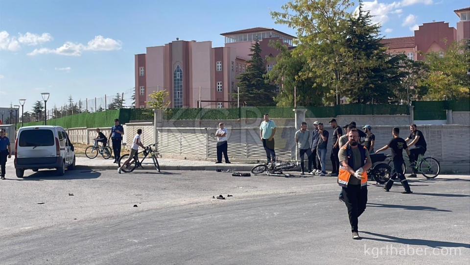 Motosikletteki 2 Kisinin Savruldugu Kaza Kamerada 1I Agir 2 Yarali2