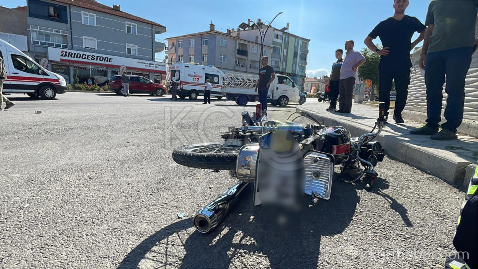 Motosikletteki 2 Kisinin Savruldugu Kaza Kamerada 1I Agir 2 Yarali3