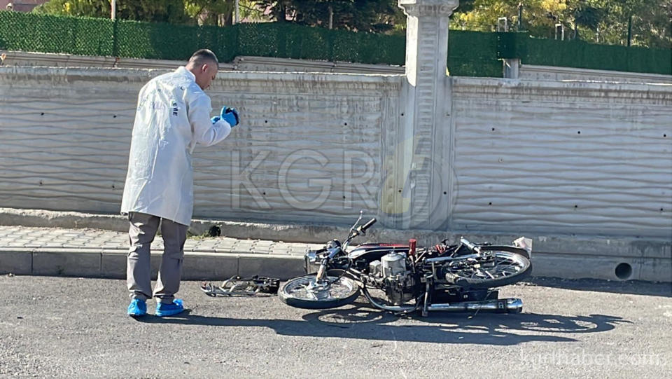 Motosikletteki 2 Kisinin Savruldugu Kaza Kamerada 1I Agir 2 Yarali5