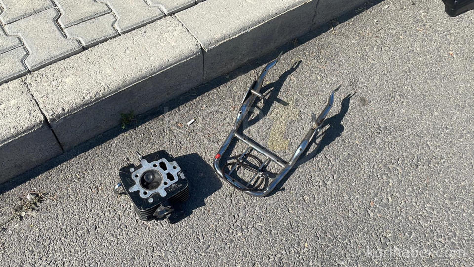 Motosikletteki 2 Kisinin Savruldugu Kaza Kamerada 1I Agir 2 Yarali8