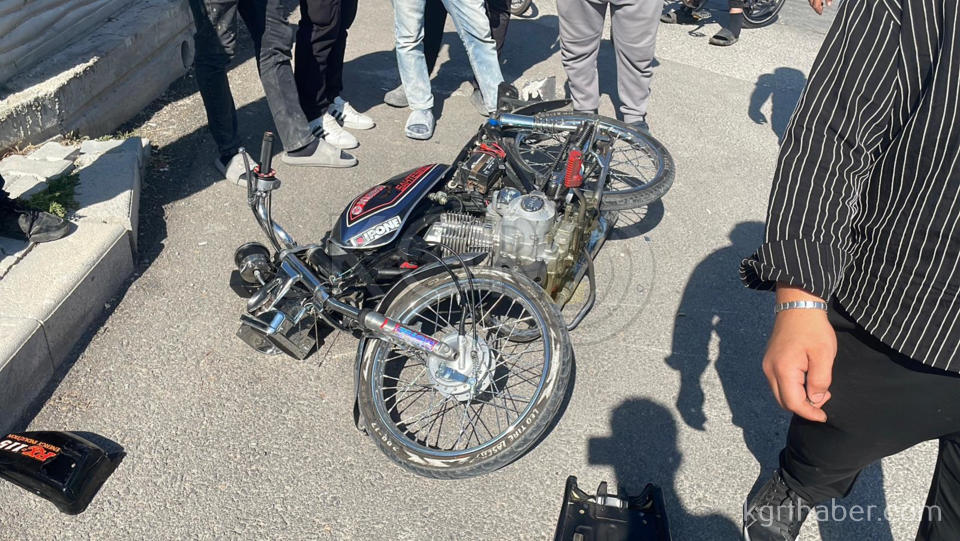 Motosikletteki 2 Kisinin Savruldugu Kaza Kamerada 1I Agir 2 Yarali9