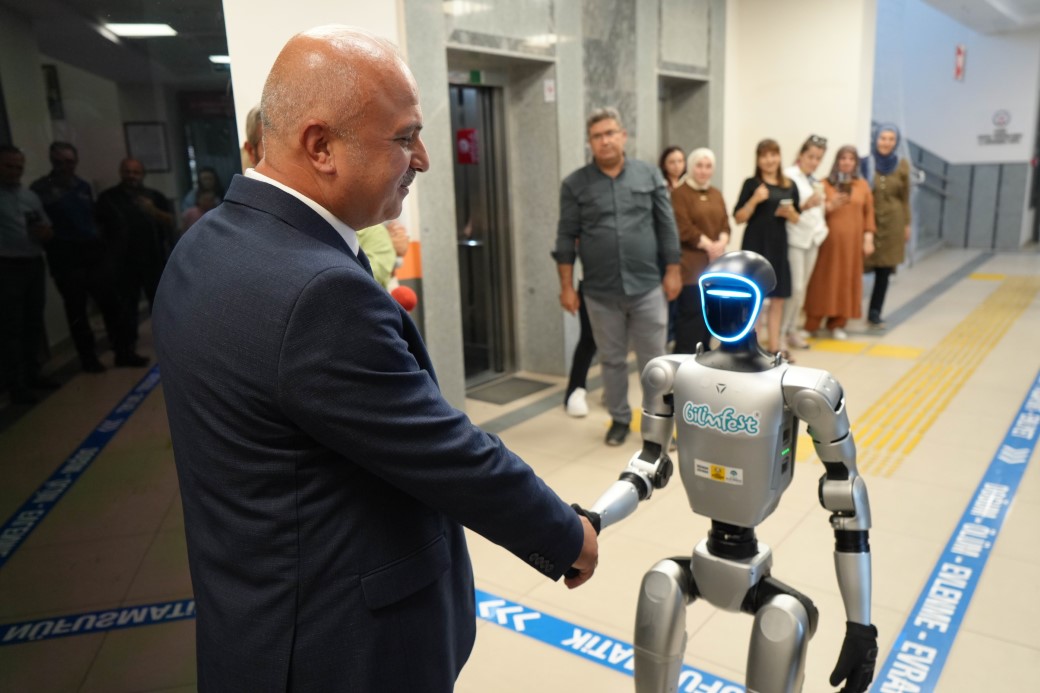 Turkiyede Bir Ilk Insansi Robot Nufusa Kaydedildi (1)