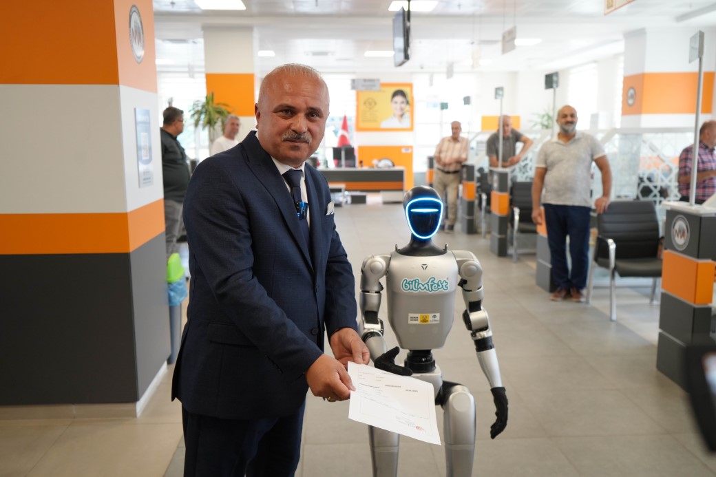Turkiyede Bir Ilk Insansi Robot Nufusa Kaydedildi (2)