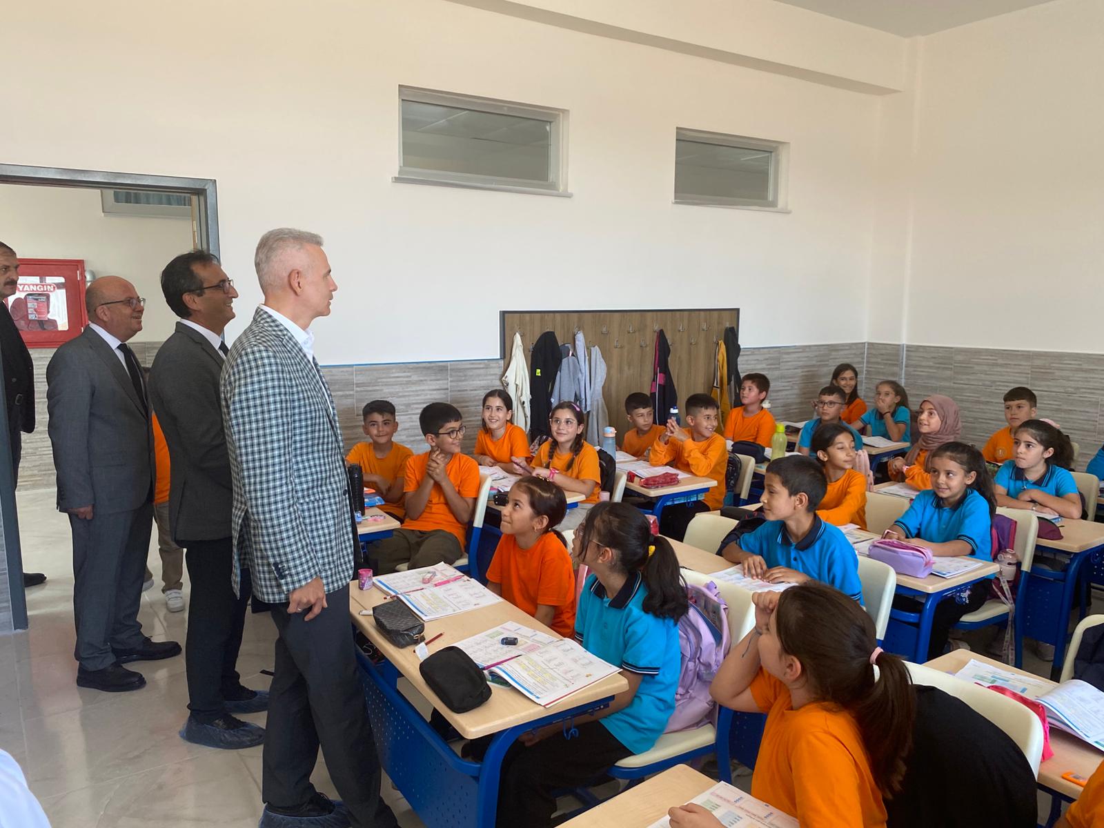 Vali Cicekliden Ilkokul Ziyareti2