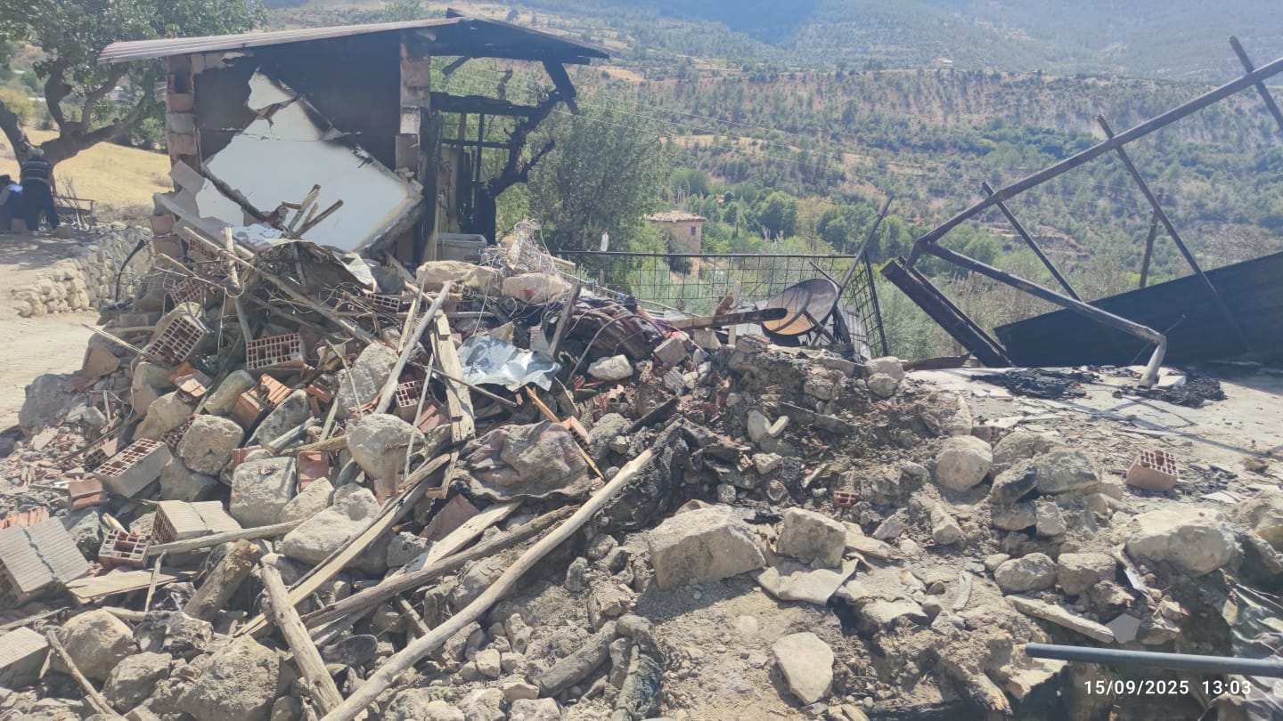 Yangin Cikan Ev Kullanilamaz Hale Geldi (3)