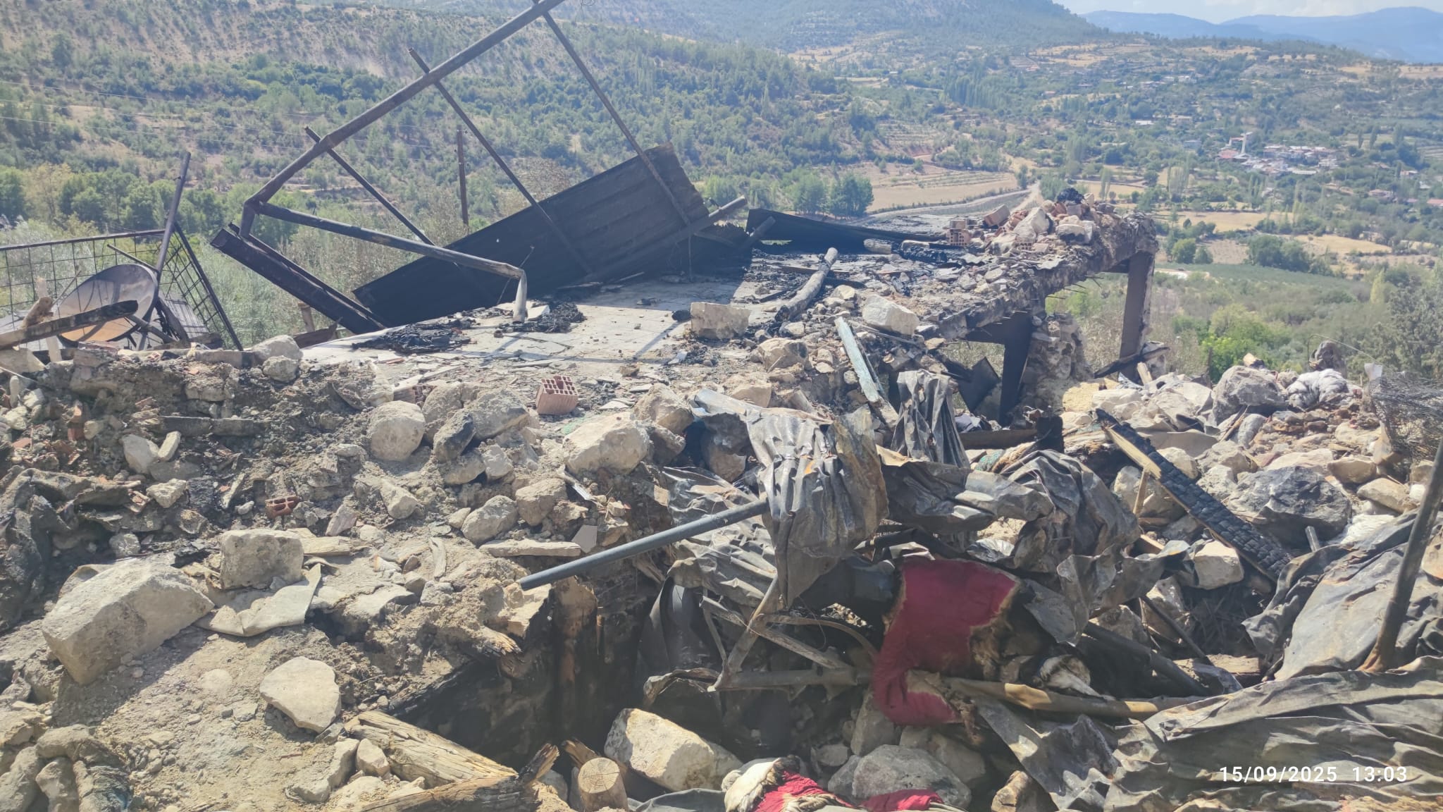 Yangin Cikan Ev Kullanilamaz Hale Geldi (4)