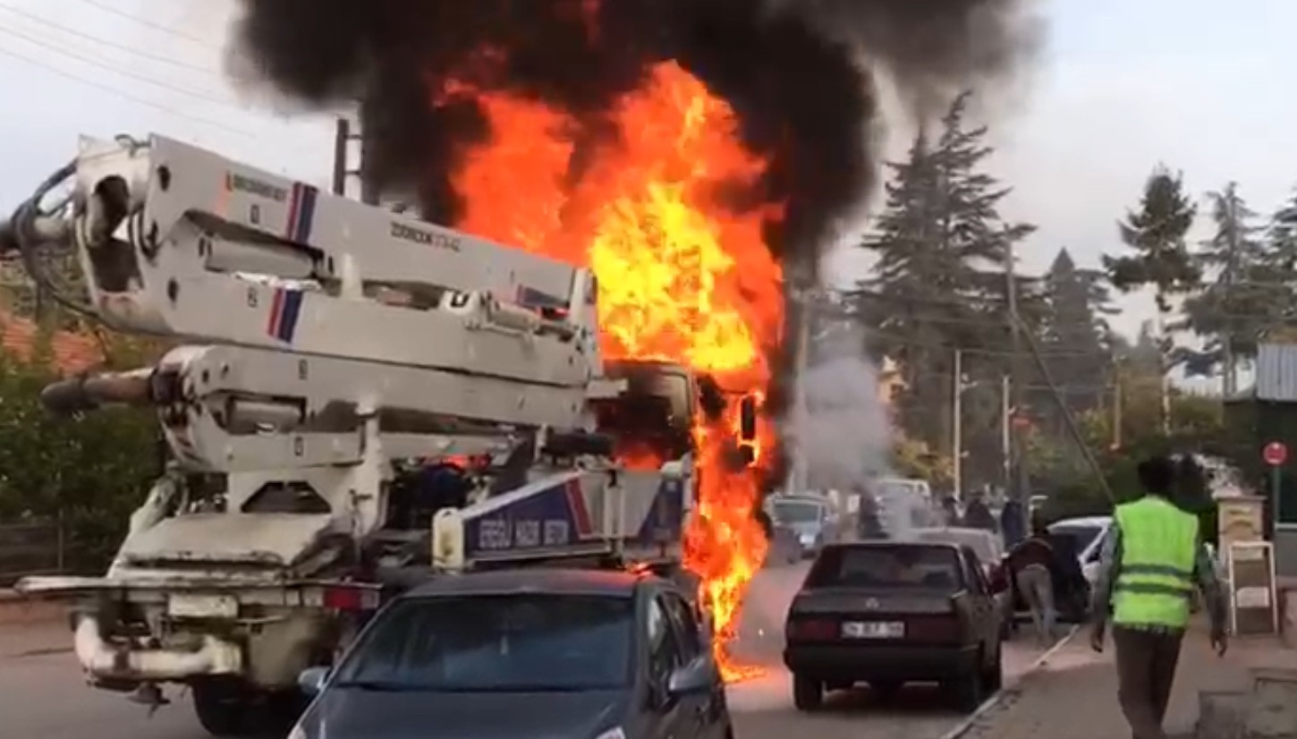 Beton Pompasi Alev Aldi 2 Otomobil Zarar Gordu (1)