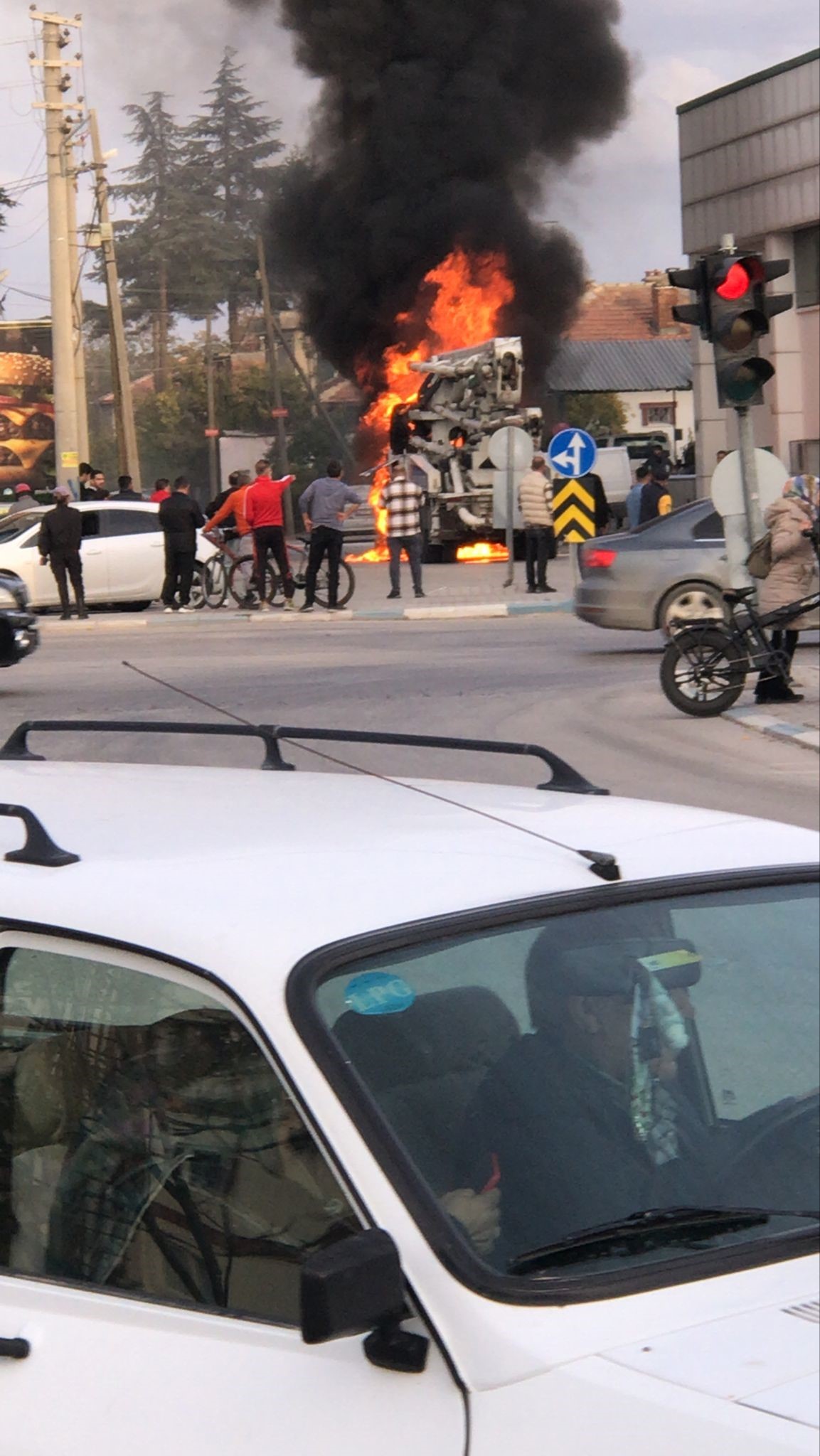 Beton Pompasi Alev Aldi 2 Otomobil Zarar Gordu (2)