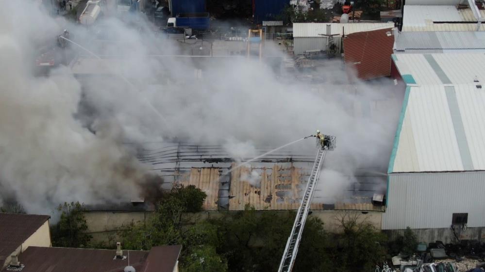 Fabrika Yangininda 4 Isci Dumandan Etkilendi1