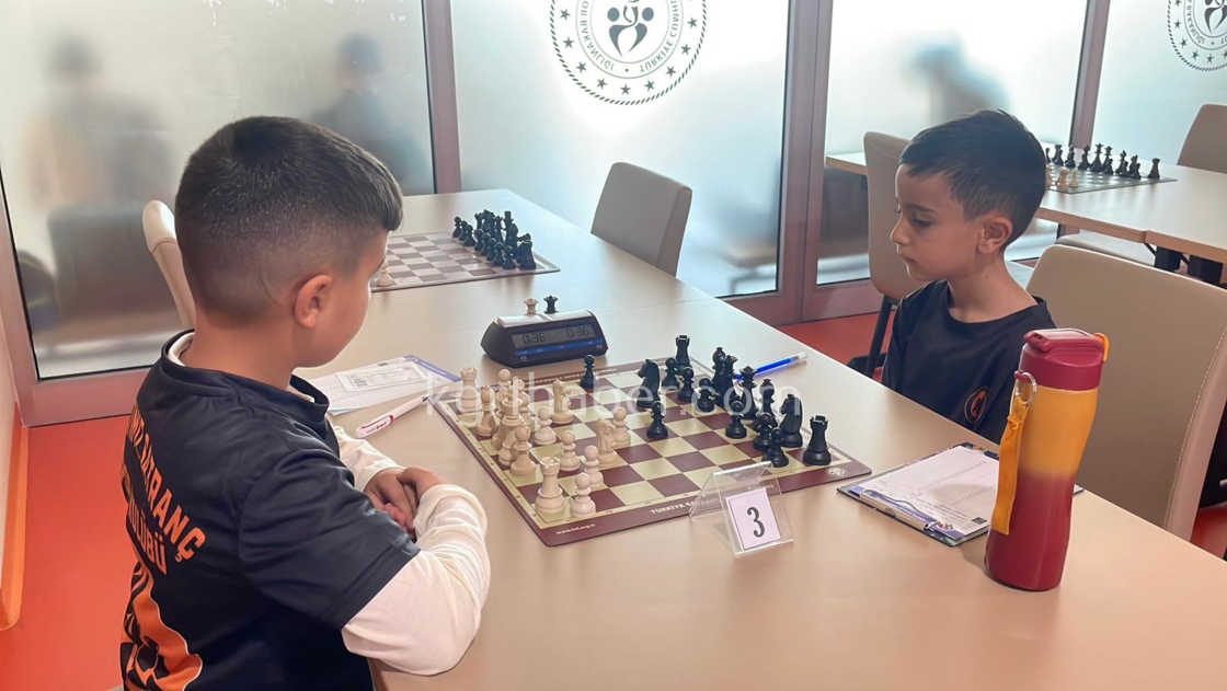 Karamanda 29 Ekim Satranc Turnuvasi Heyecanli Basladi3