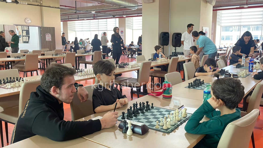 Karamanda 29 Ekim Satranc Turnuvasi Heyecanli Basladi6