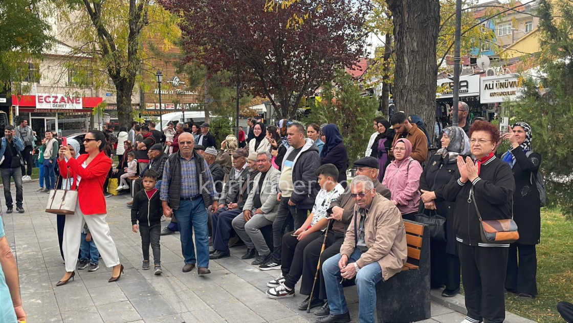 Karamanda 29 Ekimde Celenk Koyma Torenine Yogun Katilim22