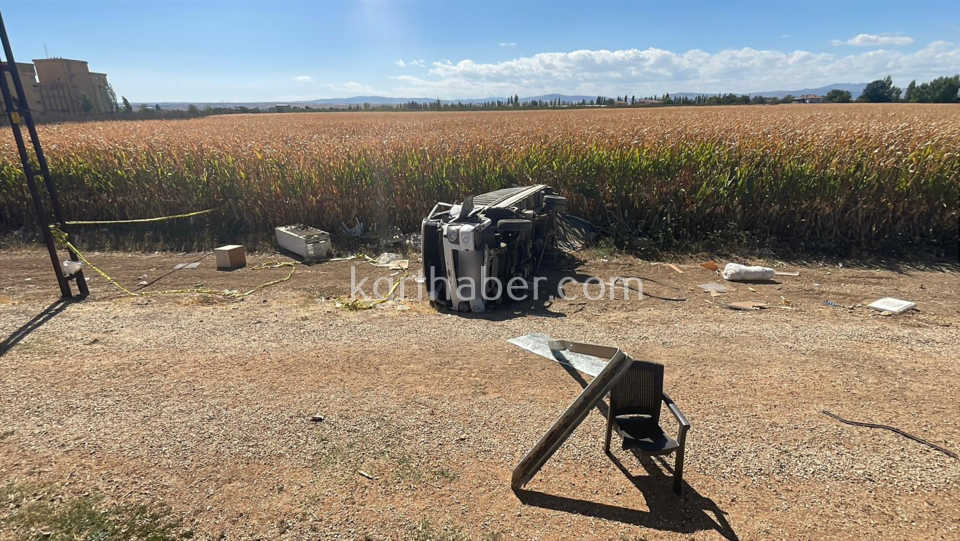 Karamanda Esya Yuklu Kamyonet Sarampole Devrildi 2 Yarali0