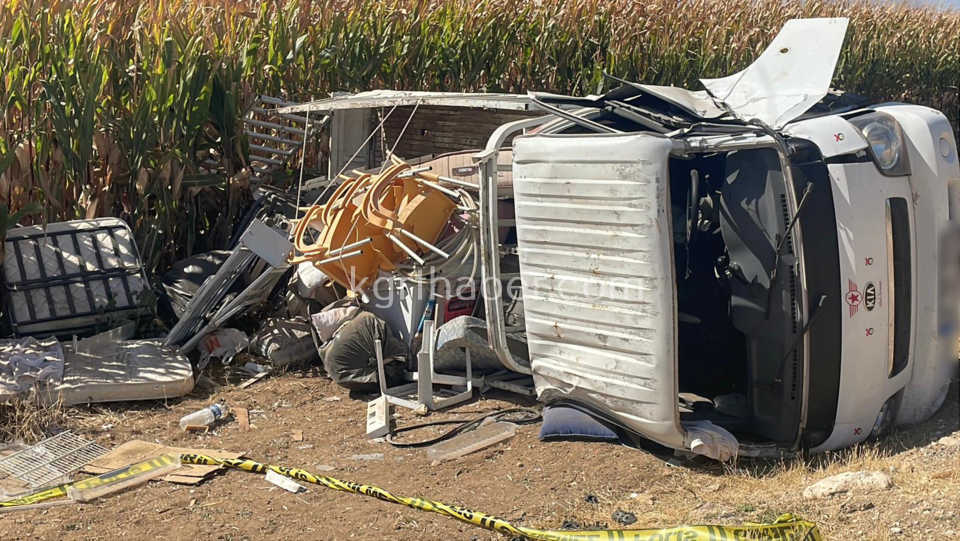 Karamanda Esya Yuklu Kamyonet Sarampole Devrildi 2 Yarali1