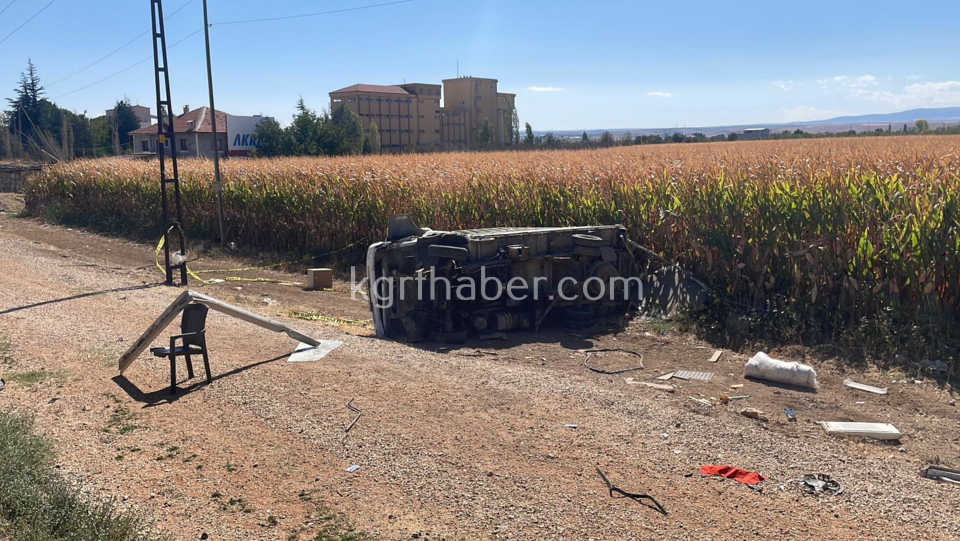 Karamanda Esya Yuklu Kamyonet Sarampole Devrildi 2 Yarali10