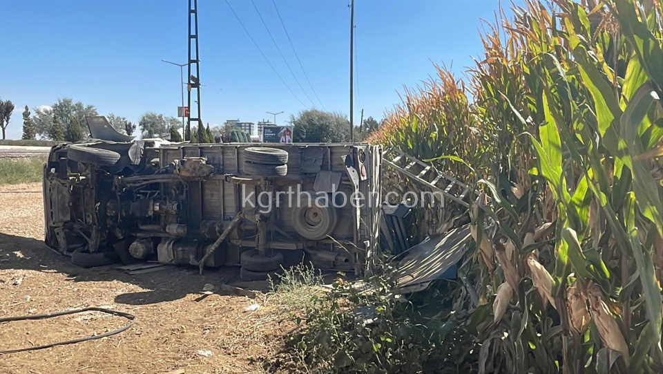 Karamanda Esya Yuklu Kamyonet Sarampole Devrildi 2 Yarali11