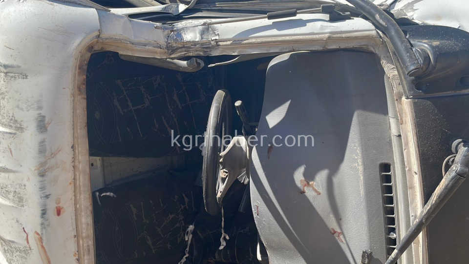 Karamanda Esya Yuklu Kamyonet Sarampole Devrildi 2 Yarali12