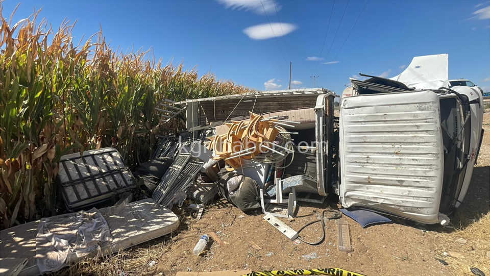 Karamanda Esya Yuklu Kamyonet Sarampole Devrildi 2 Yarali13