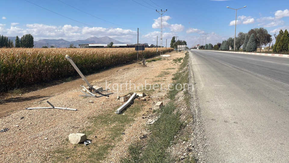 Karamanda Esya Yuklu Kamyonet Sarampole Devrildi 2 Yarali15