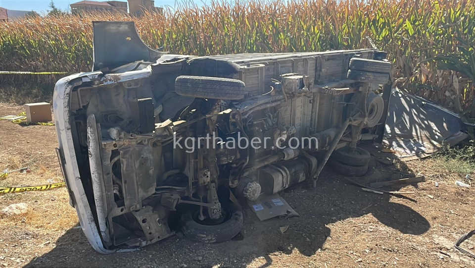 Karamanda Esya Yuklu Kamyonet Sarampole Devrildi 2 Yarali16