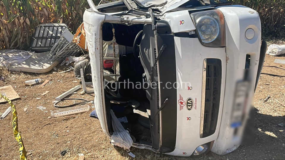 Karamanda Esya Yuklu Kamyonet Sarampole Devrildi 2 Yarali2