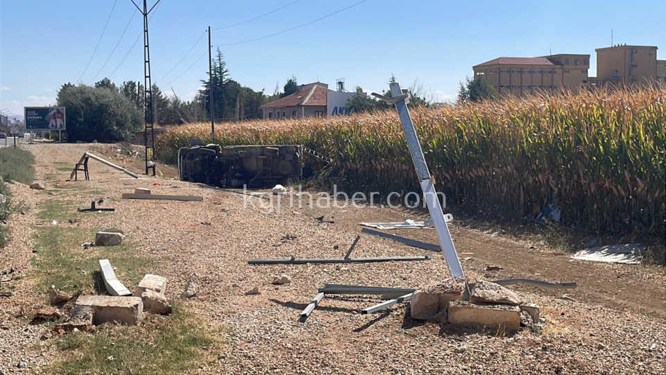 Karamanda Esya Yuklu Kamyonet Sarampole Devrildi 2 Yarali3