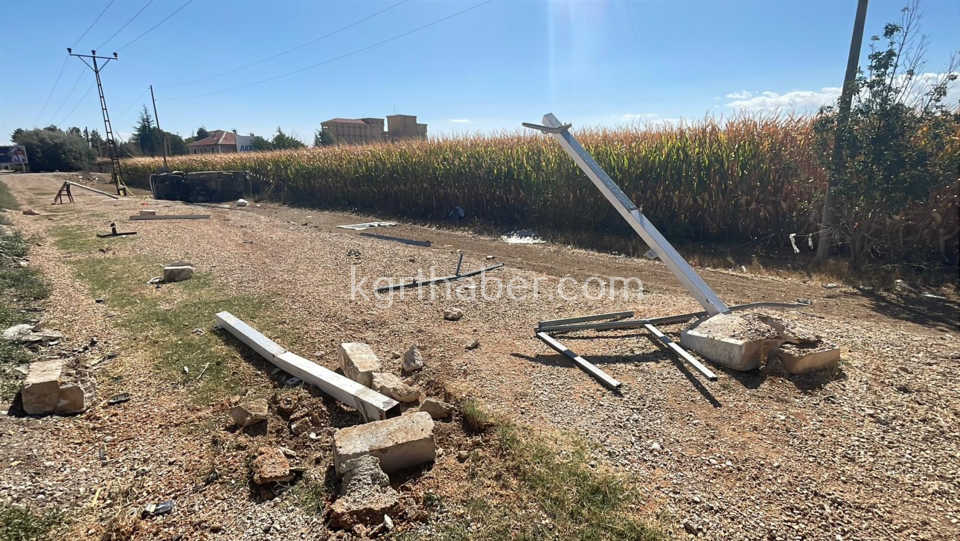 Karamanda Esya Yuklu Kamyonet Sarampole Devrildi 2 Yarali4