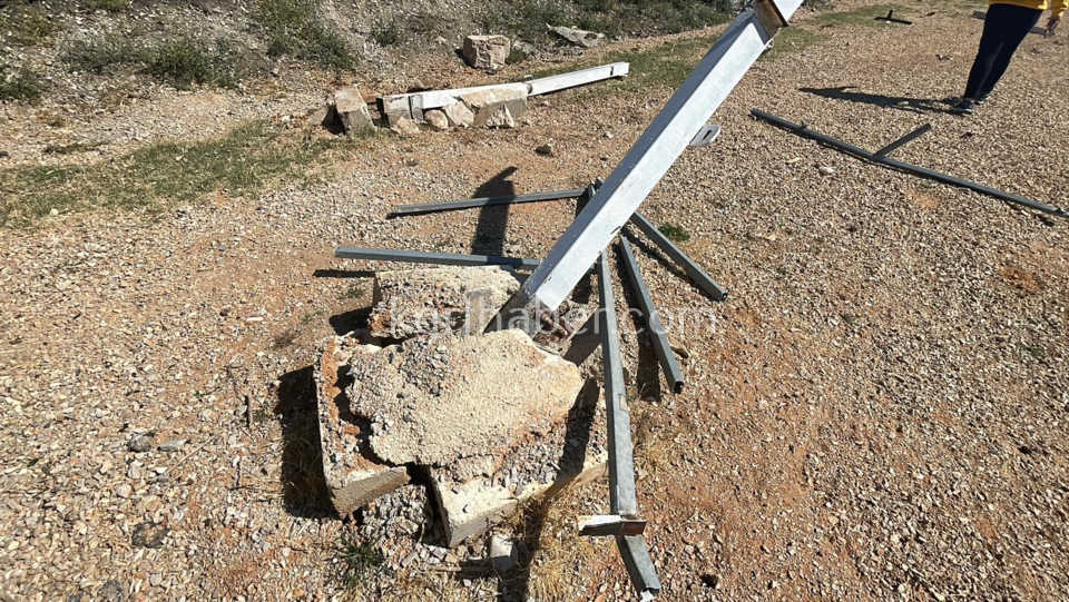 Karamanda Esya Yuklu Kamyonet Sarampole Devrildi 2 Yarali5