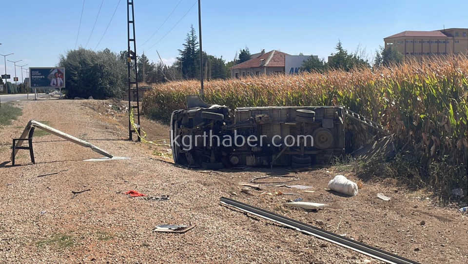 Karamanda Esya Yuklu Kamyonet Sarampole Devrildi 2 Yarali6