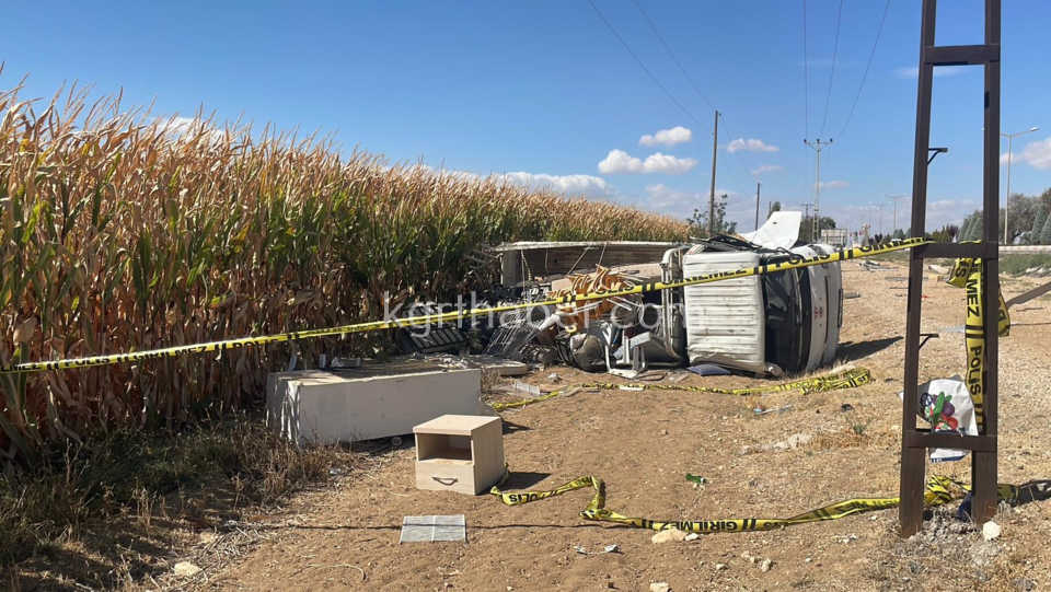 Karamanda Esya Yuklu Kamyonet Sarampole Devrildi 2 Yarali8